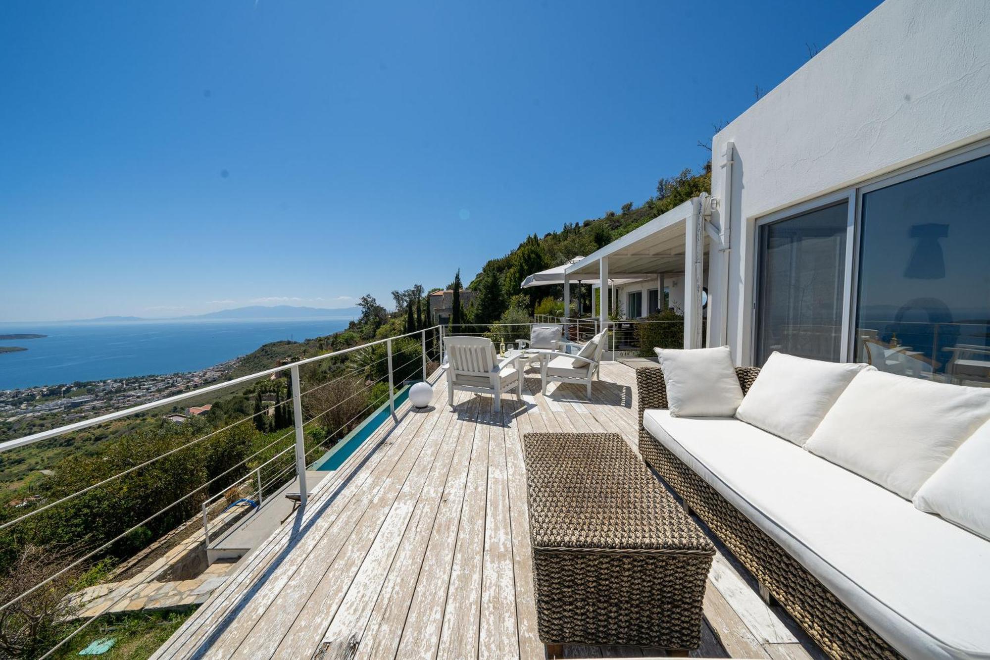Villa Stunning Sea View & Private Garden In *