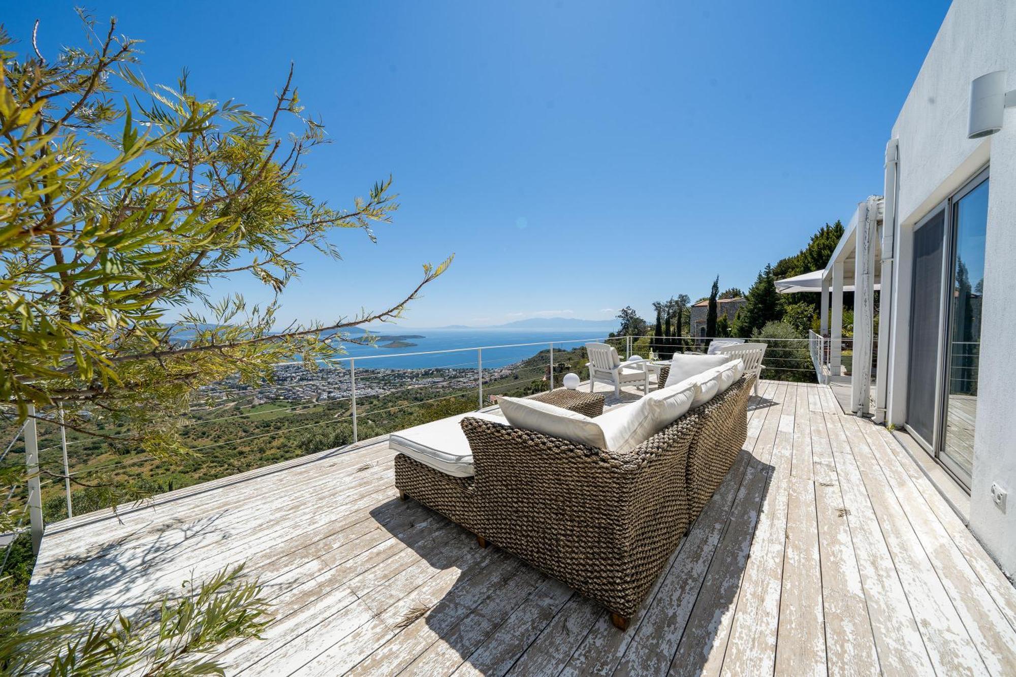 Villa Stunning Sea View & Private Garden In *