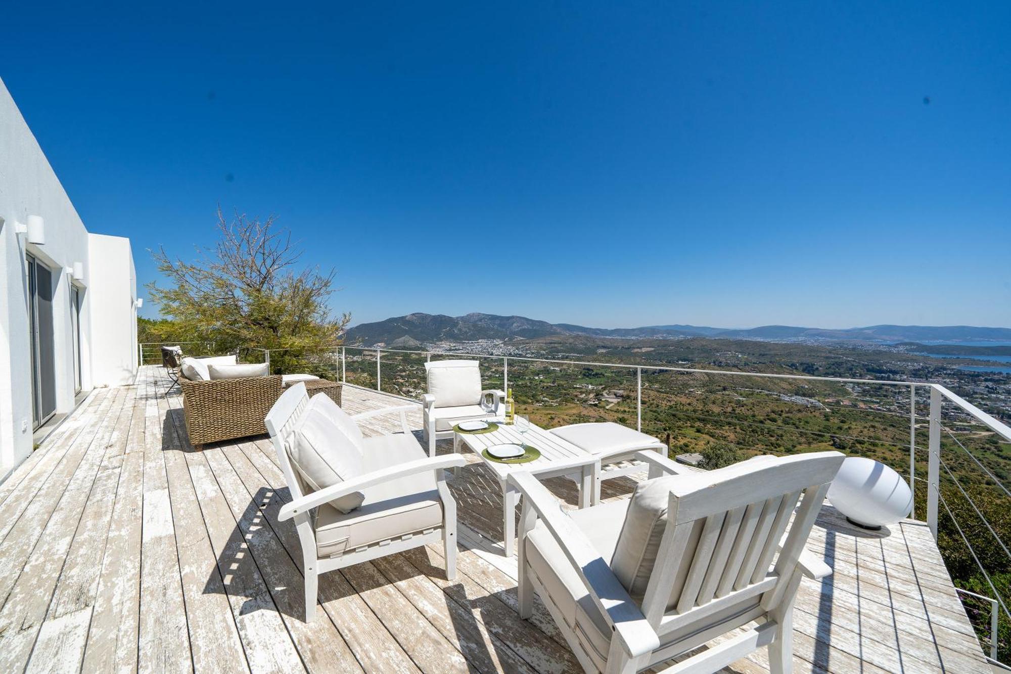 Stunning Sea View & Private Garden In
