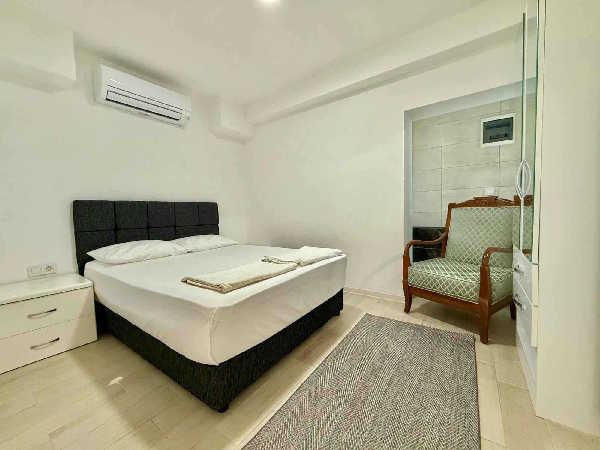 Merkezde Denize Sifir Plajli Ev * Bodrum