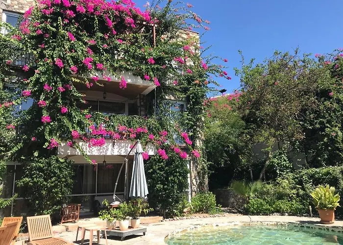 Triplex Villa With Private Pool And Garden