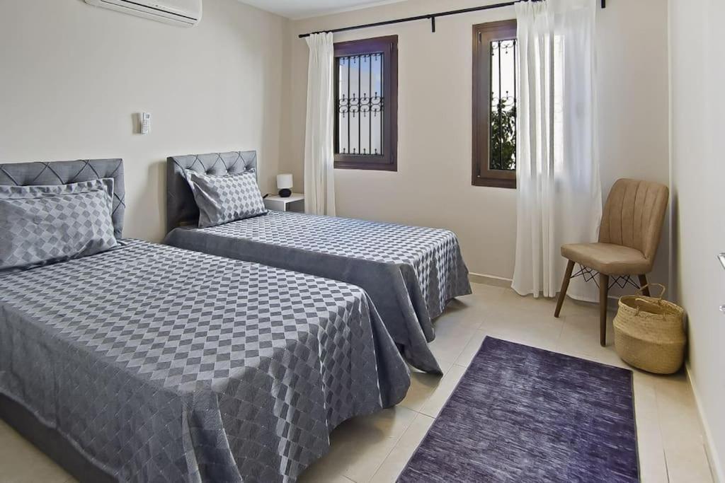 Cozy And Central With Shared Pool Near Beach In