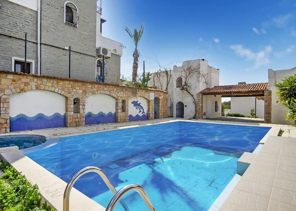 Cozy And Central With Shared Pool Near Beach In