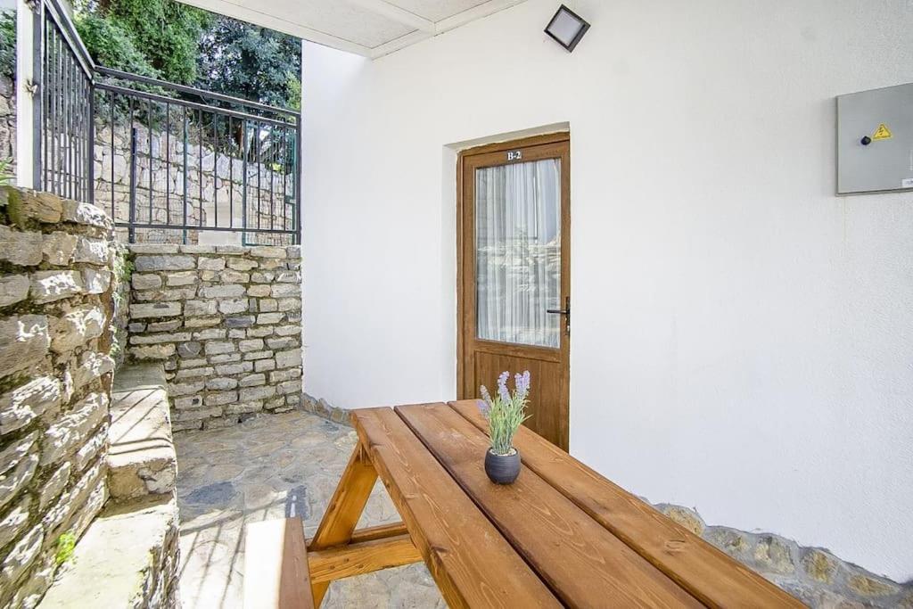 Cozy And Central With Shared Pool Near Beach In