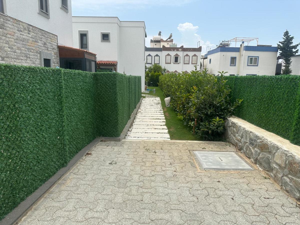 Guemuesluekte Havuzlu-bahceli-3 Yatak Odali Muestakil Villa *