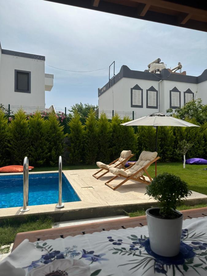 Villa Guemuesluekte Havuzlu-bahceli-3 Yatak Odali Muestakil