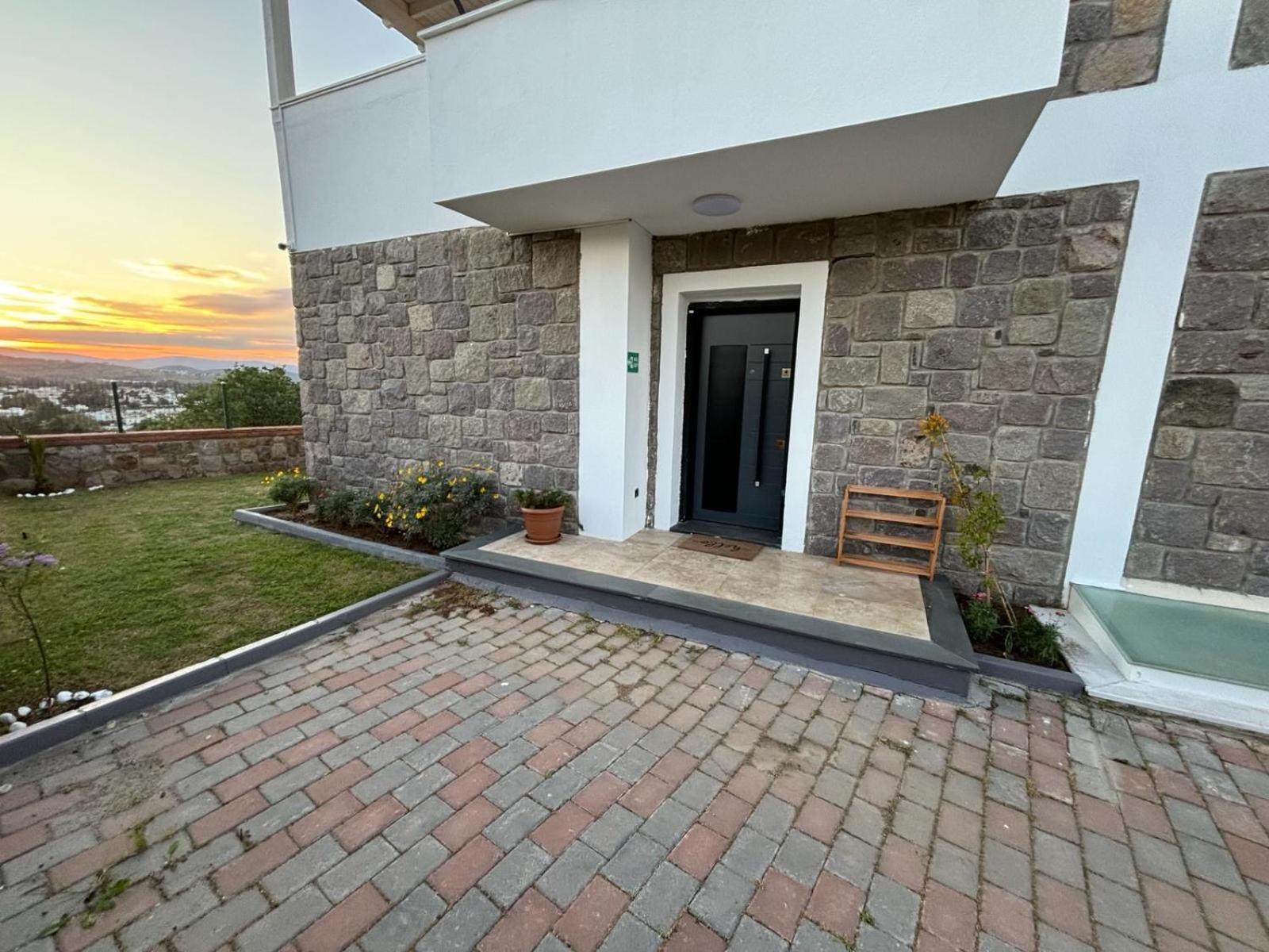 A Ortakentyahsi Villa *