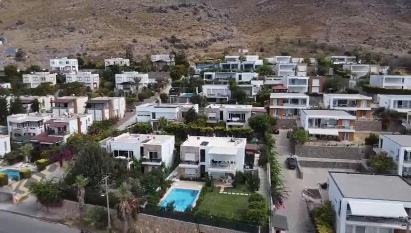 2-storey With Pool In Villa