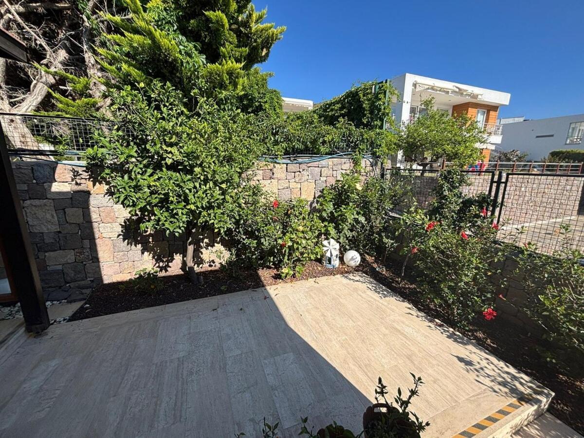 2-storey With Pool In