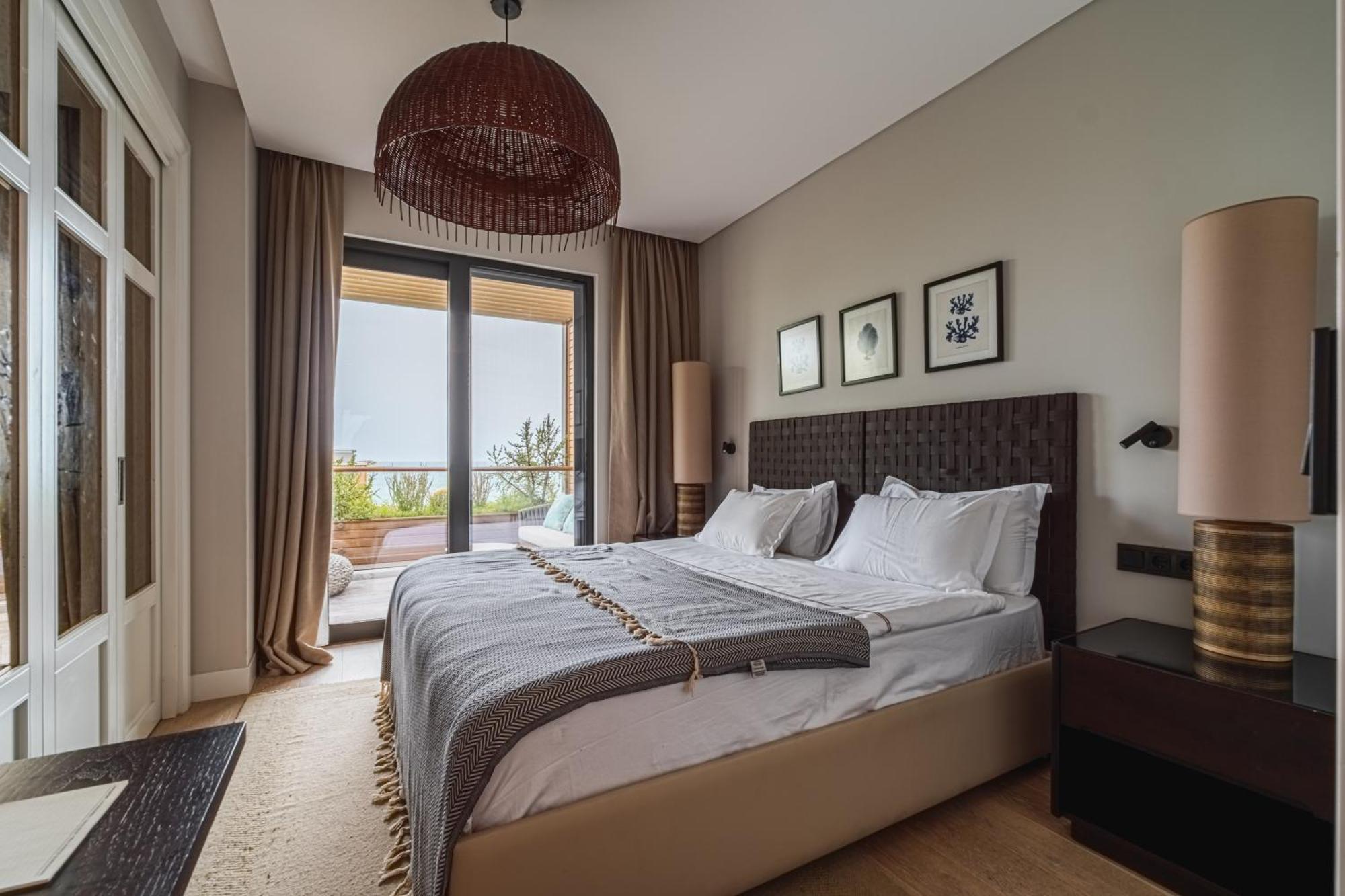 2-bedroom Beachfront Flat With Amenities *