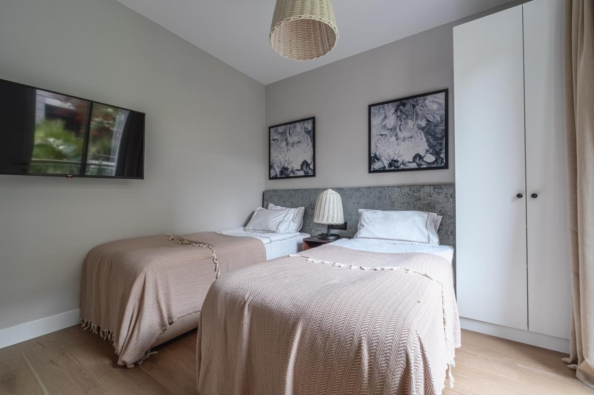 Apartment 2-bedroom Beachfront Flat With Amenities *