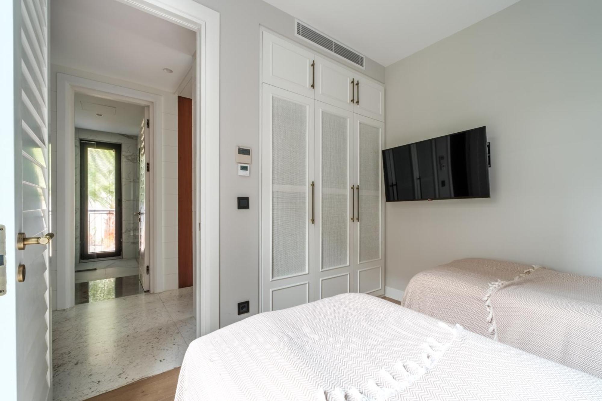 2-bedroom Beachfront Flat With Amenities *
