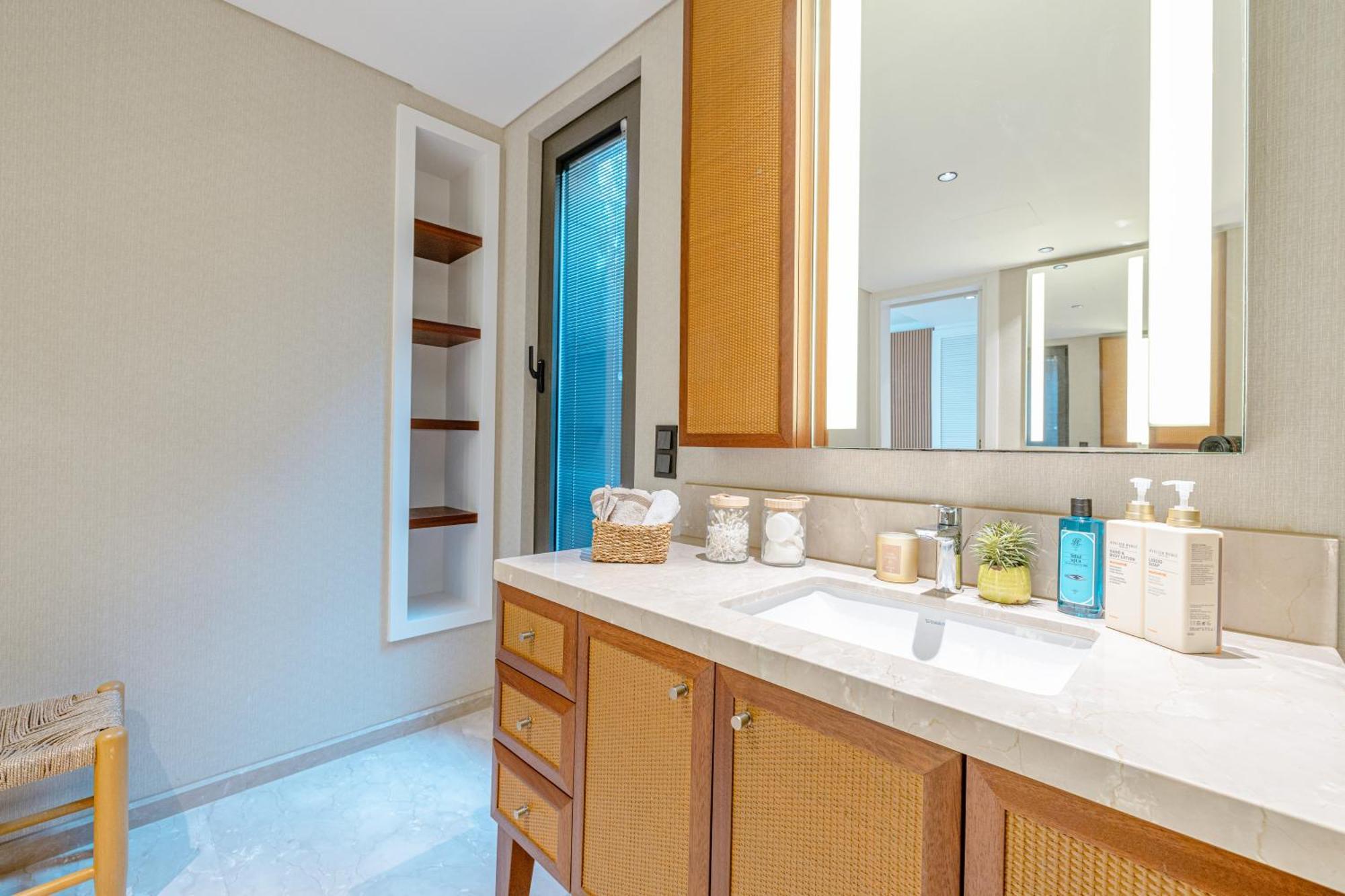 3-Bedroom Beachfront Villa With Hotel Amenities *